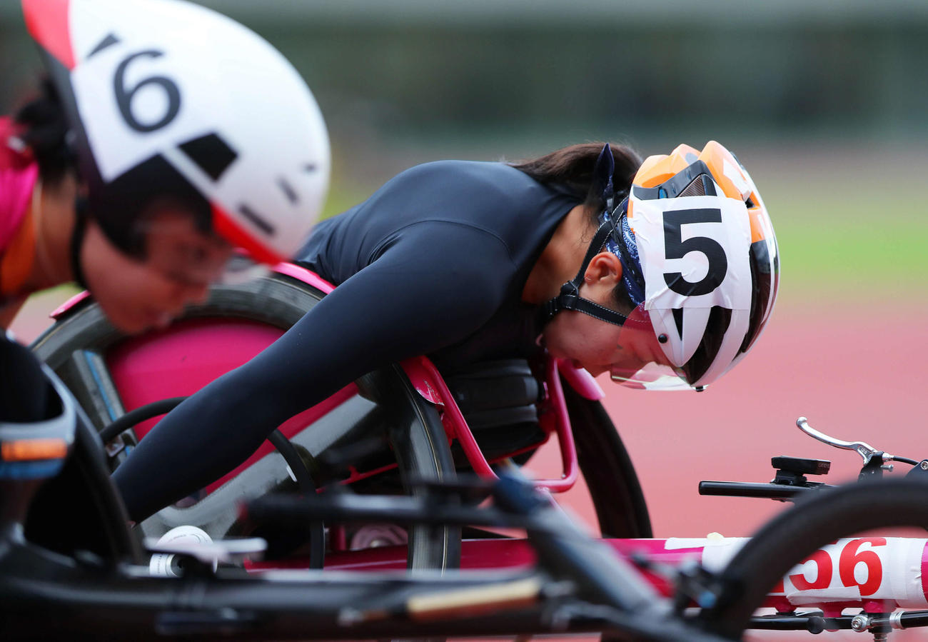 女子400mT54クラス決勝　スタートする村岡（右）と喜納（撮影・河田真司）　　　