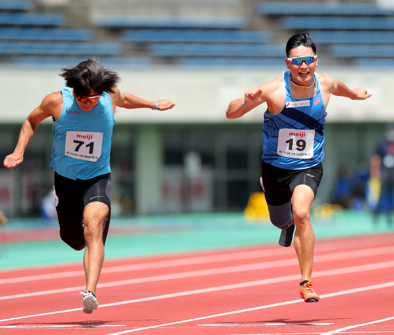 男子100mT64クラス決勝　フィニッシュする佐藤（左）と井谷（撮影・河田真司）　　　