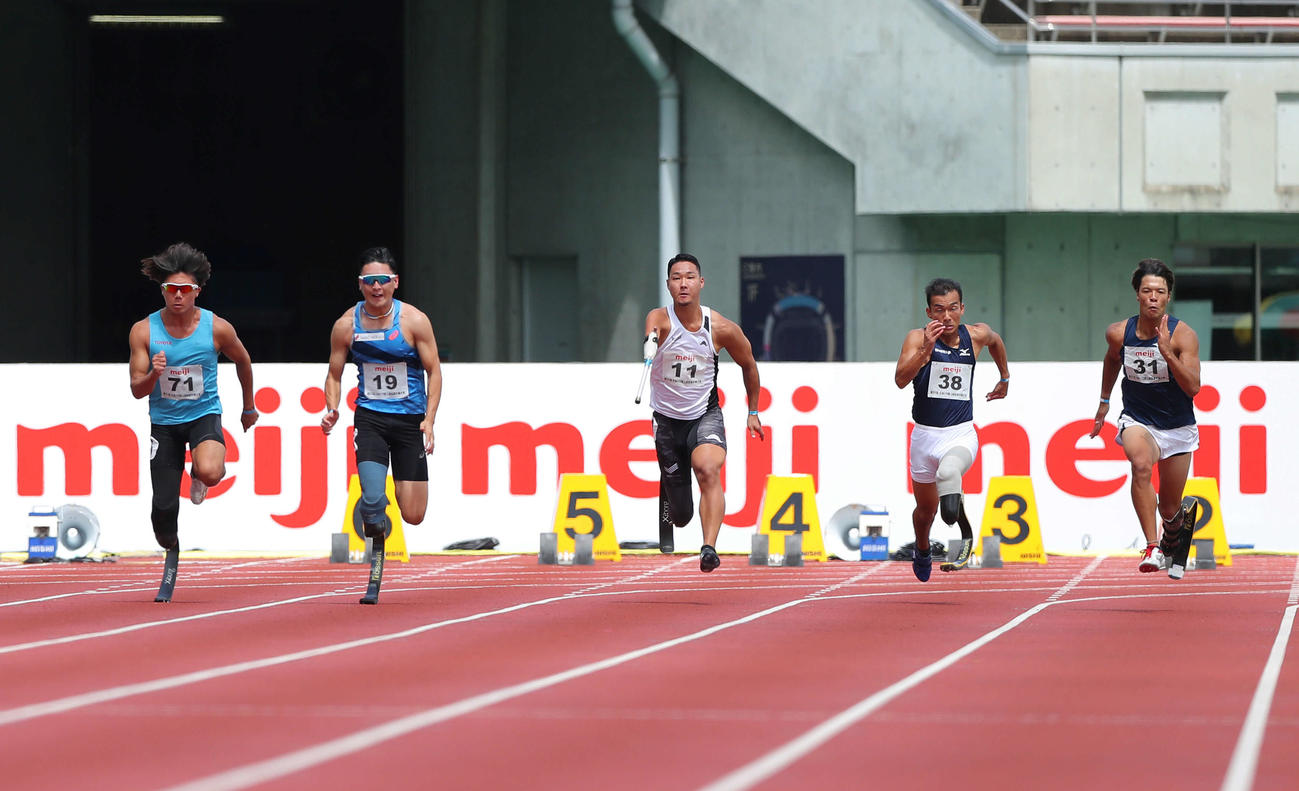 男子100mT64クラス決勝　スタートを切る大島（右）。左から佐藤、井谷、池田、笠松（撮影・河田真司）　　　