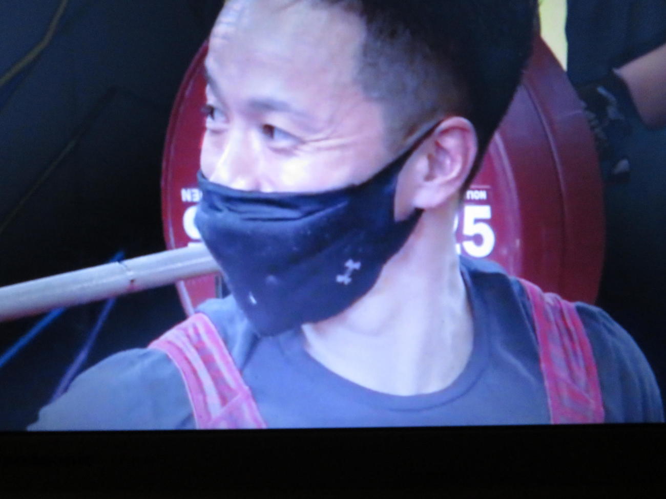 男子49キロ級で138キロの日本新記録に成功した西崎哲男はマスク越しに会心の笑顔