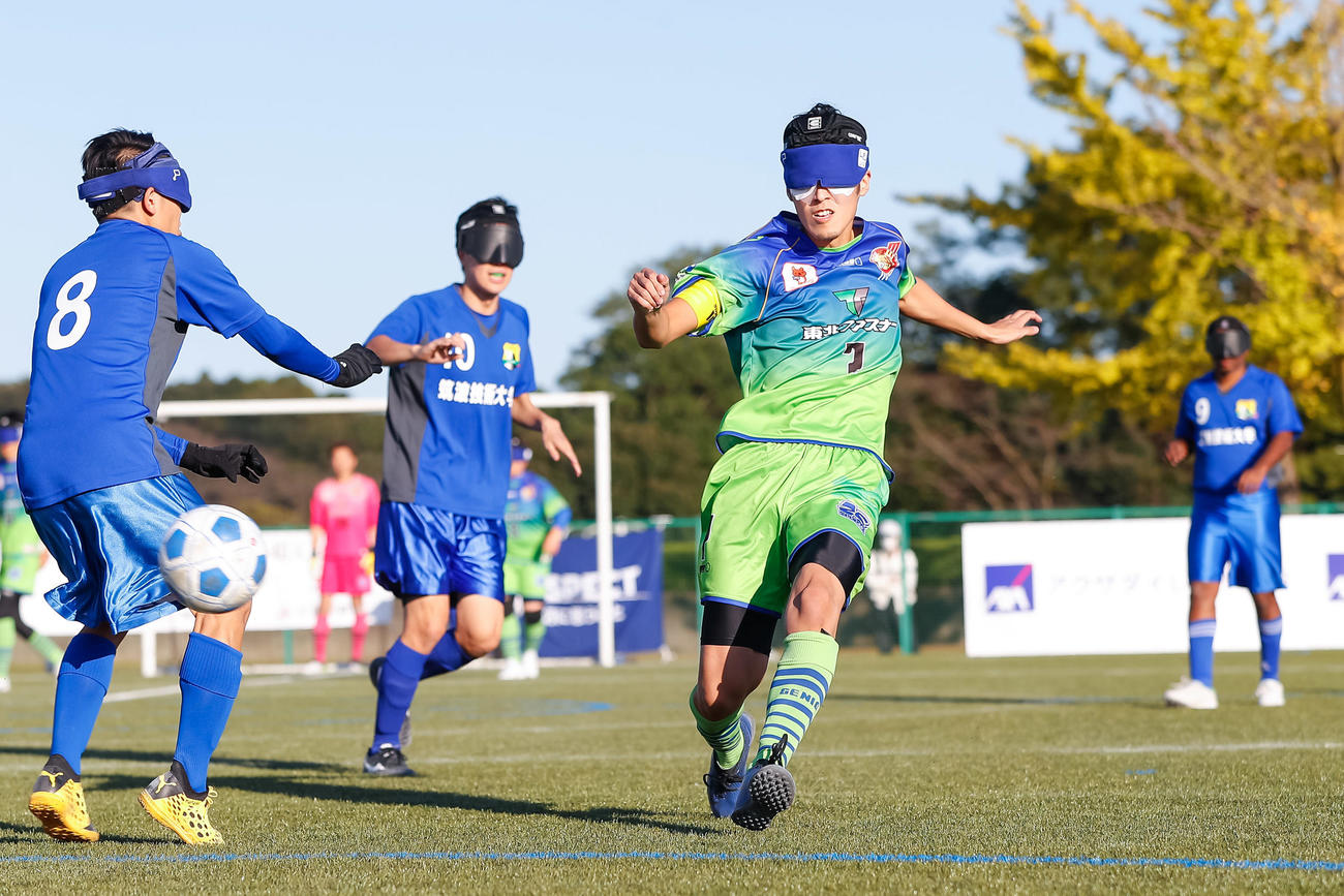 コルジャ仙台ブラインドサッカークラブ対Avanzareつくば　仙台の佐藤翔（左から3人目）はハットトリックでチームを勝利に導いた（提供：日本ブラインドサッカー協会／鰐部春雄）