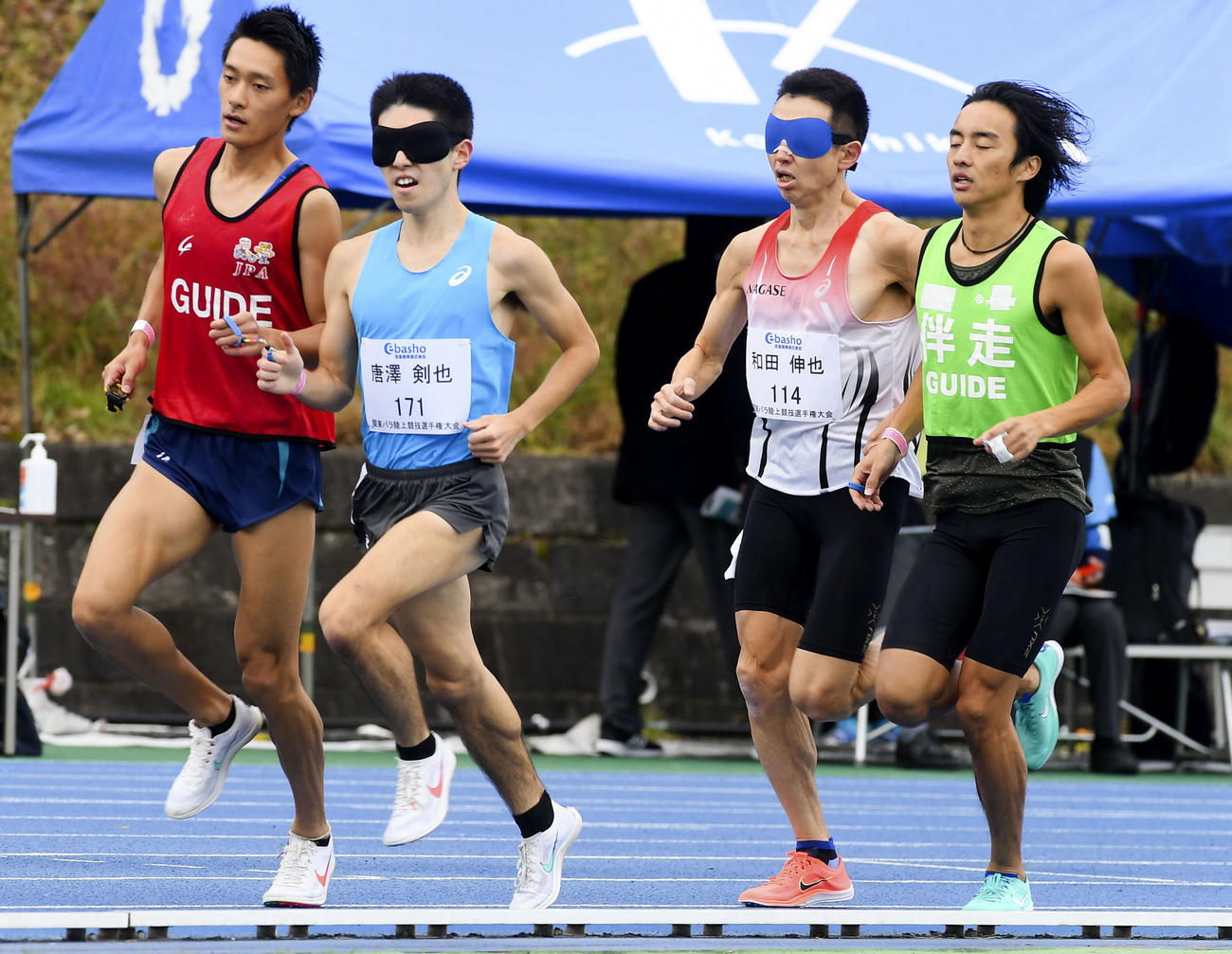 男子5000 メートル （視覚障害T11）　伴走者と力走する、唐沢剣也（中央左）と和田伸也（同右）（日本パラ陸連提供＝共同）