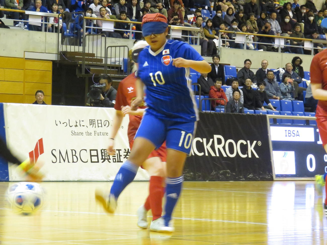 日本代表対世界選抜　前半6分、日本代表の菊島宙（中央）は相手DFを振り切ってゴール正面から先制ゴールを決める（2019年2月23日撮影）