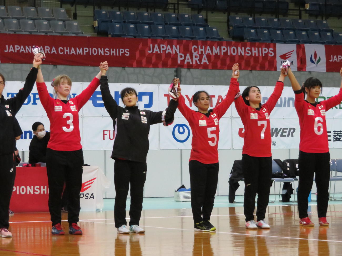 女子日本代表Aのメンバー。左から欠端瑛子、天摩由貴、佐藤アキナ、高橋利恵子、萩原紀佳（撮影・小堀泰男）