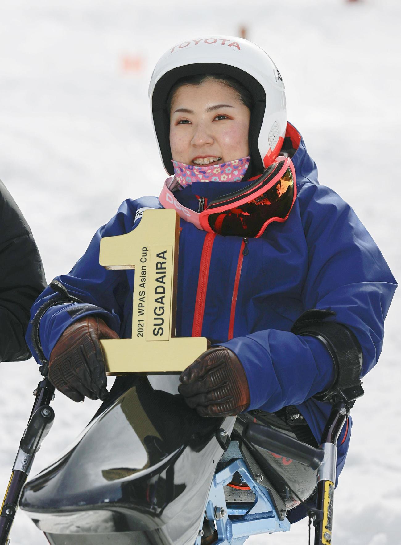 スーパー大回転女子座位の第1戦を制し、笑顔の村岡桃佳（共同）