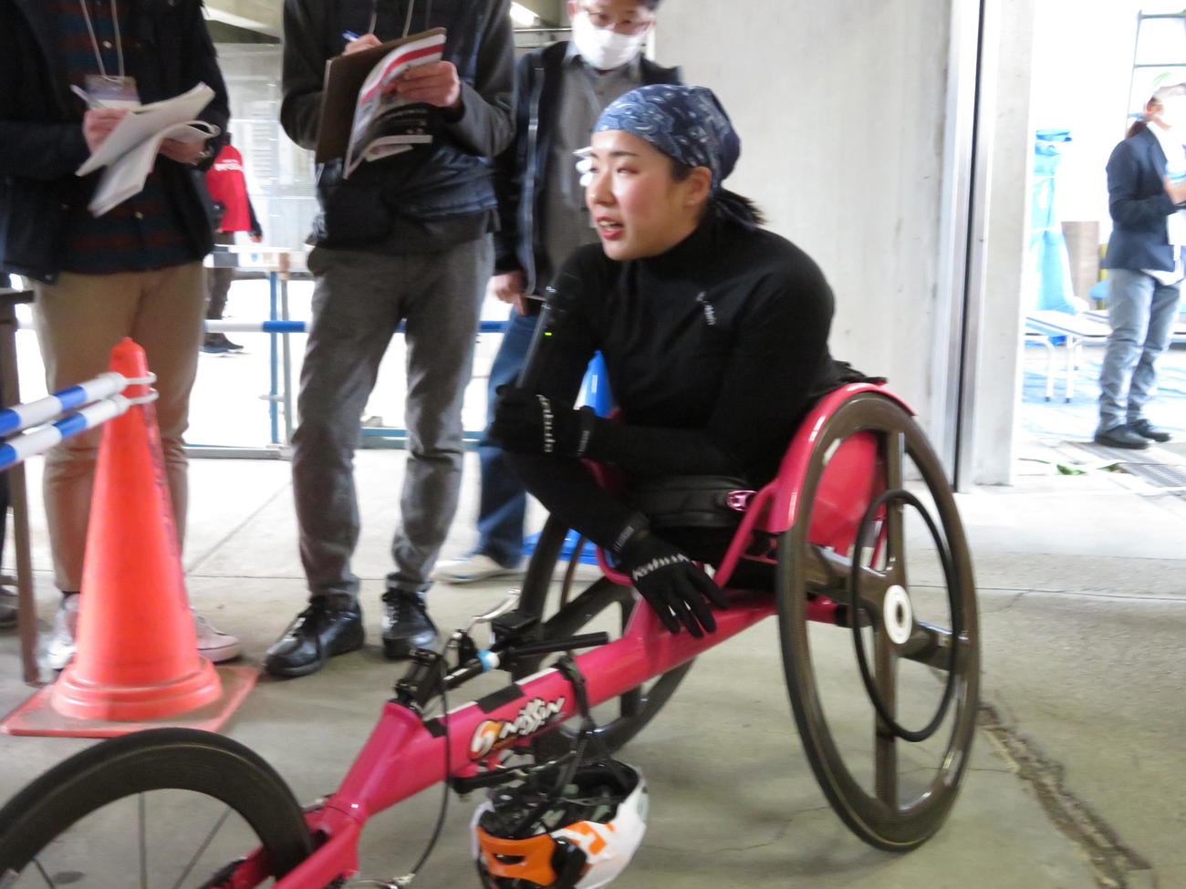 女子100、400メートル（車いすT54）を制し、会見する村岡桃佳（撮影・小堀泰男）