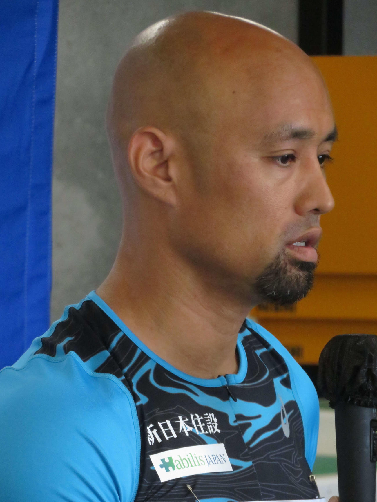山本の右胸には「新日本住設」と「Habilisjapan」のロゴが入る（撮影・上田悠太）