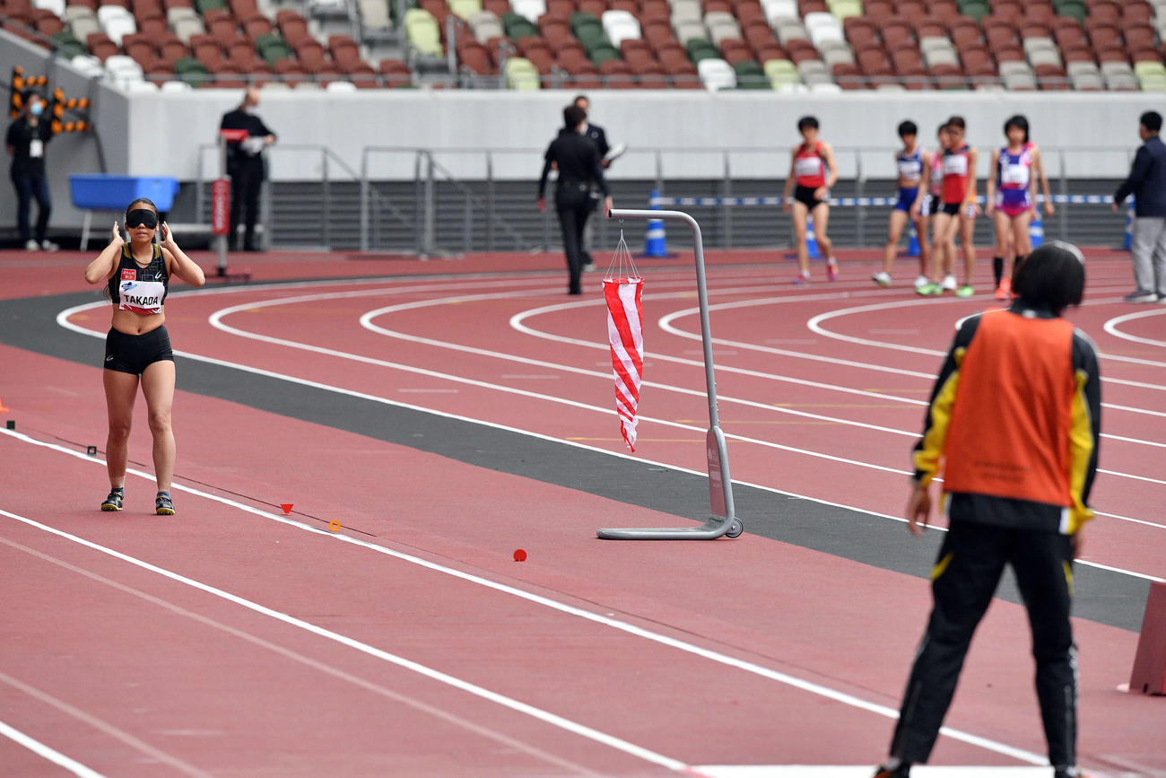 女子走り幅跳び（T11）の高田（左）は会場のアナウンス音でガイドの音が聞こえずスタートが出来なくなる（撮影・滝沢徹郎）