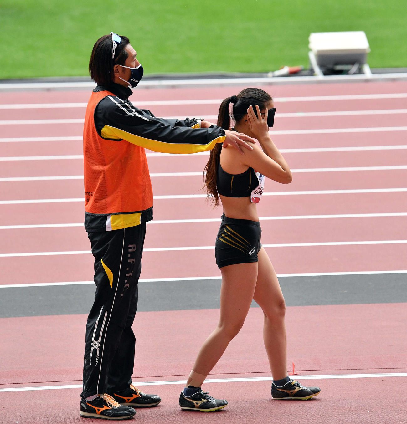 女子走り幅跳び（T11）でガイドに連れられスタート地点に着く高田（撮影・滝沢徹郎）