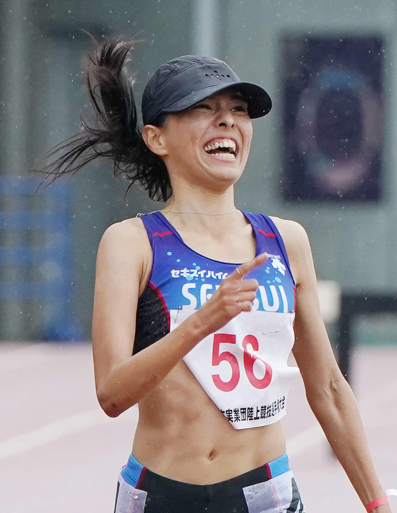 女子3000メートル障害決勝、9分50秒67の大会新記録でゴールし笑顔を見せる森（撮影・河野匠）