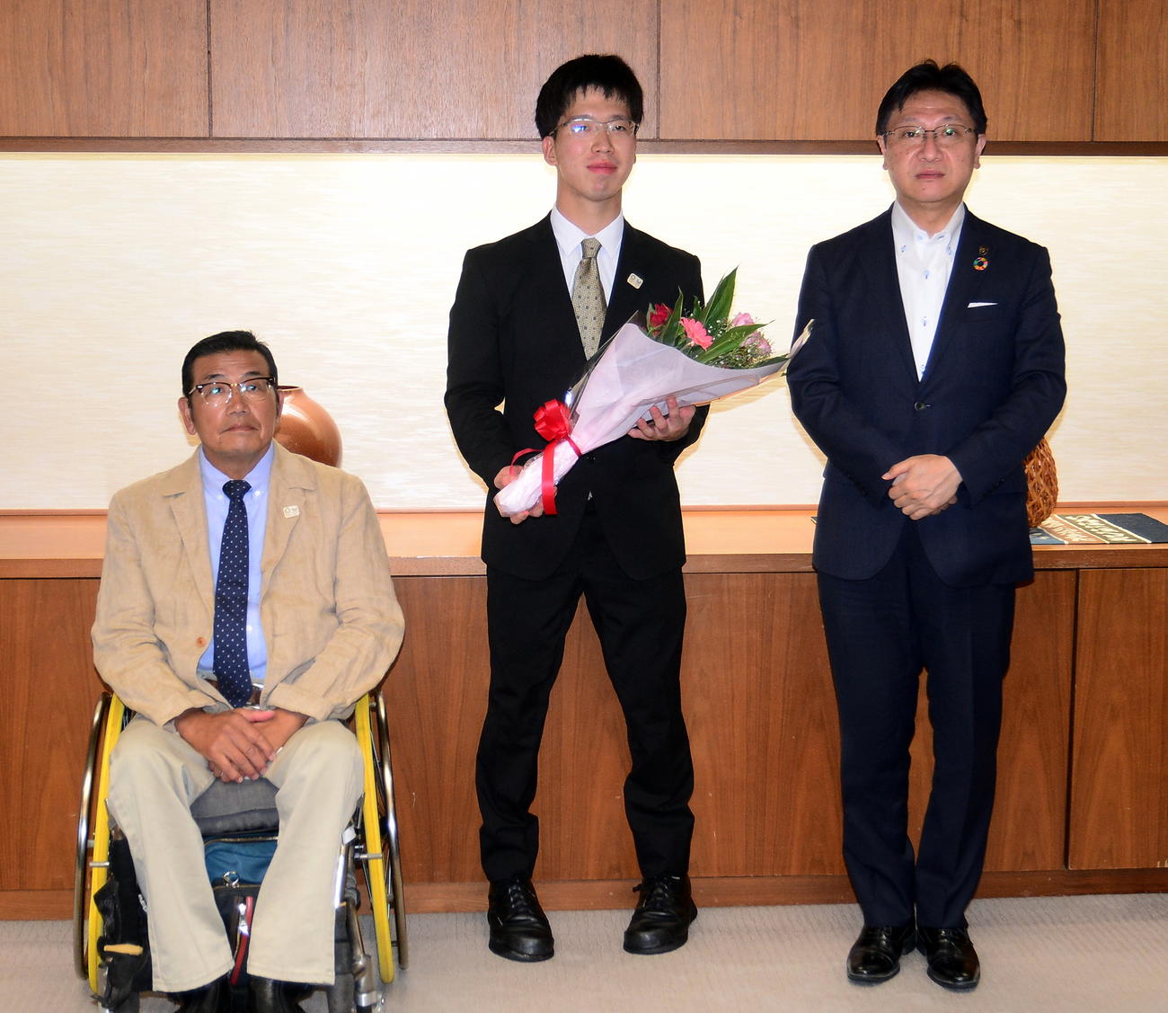 田辺市長（右端）と記念撮影に納まる稲葉（中央）と浅川氏