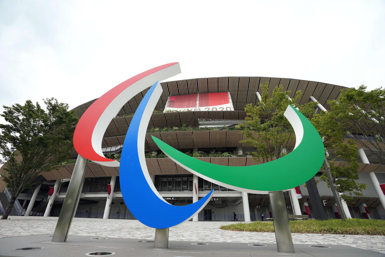 国立競技場の前に設置されたパラリンピックのシンボルマーク「スリー・アギトス」（2021年8月24日撮影）