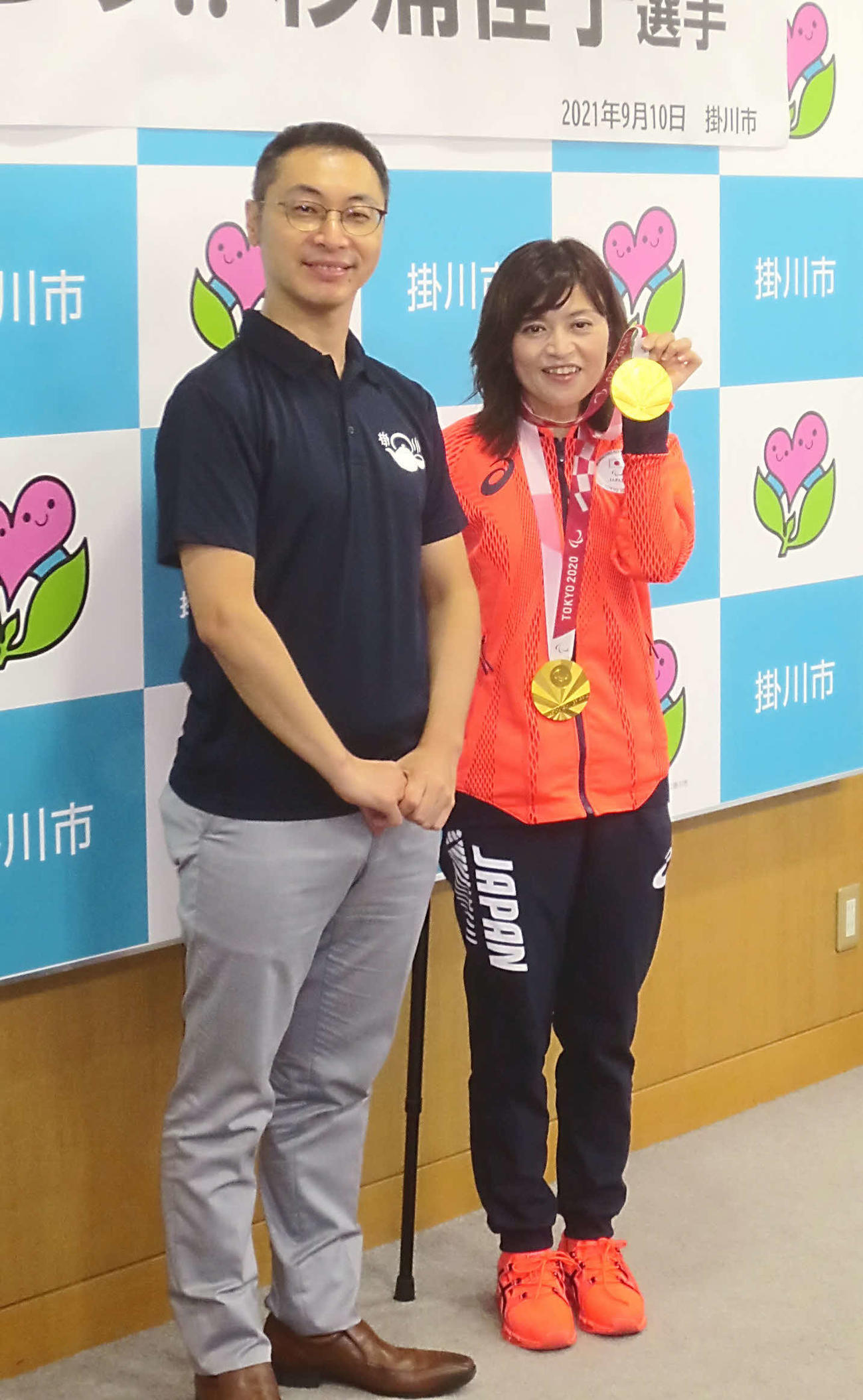 金メダルを掲げて笑顔の杉浦（右）と久保田掛川市長
