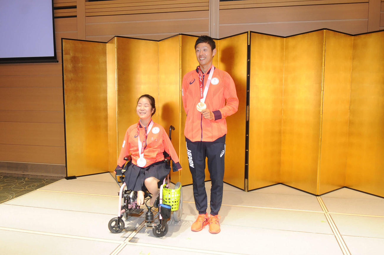 メダルを披露しながら記念撮影をする山田美幸（左）と永田務