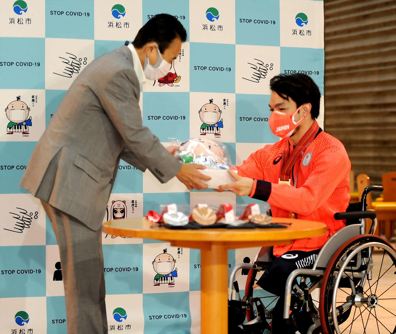 鈴木孝幸（右）は、鈴木康友市長から「家康くん」のぬいぐるみを贈られた