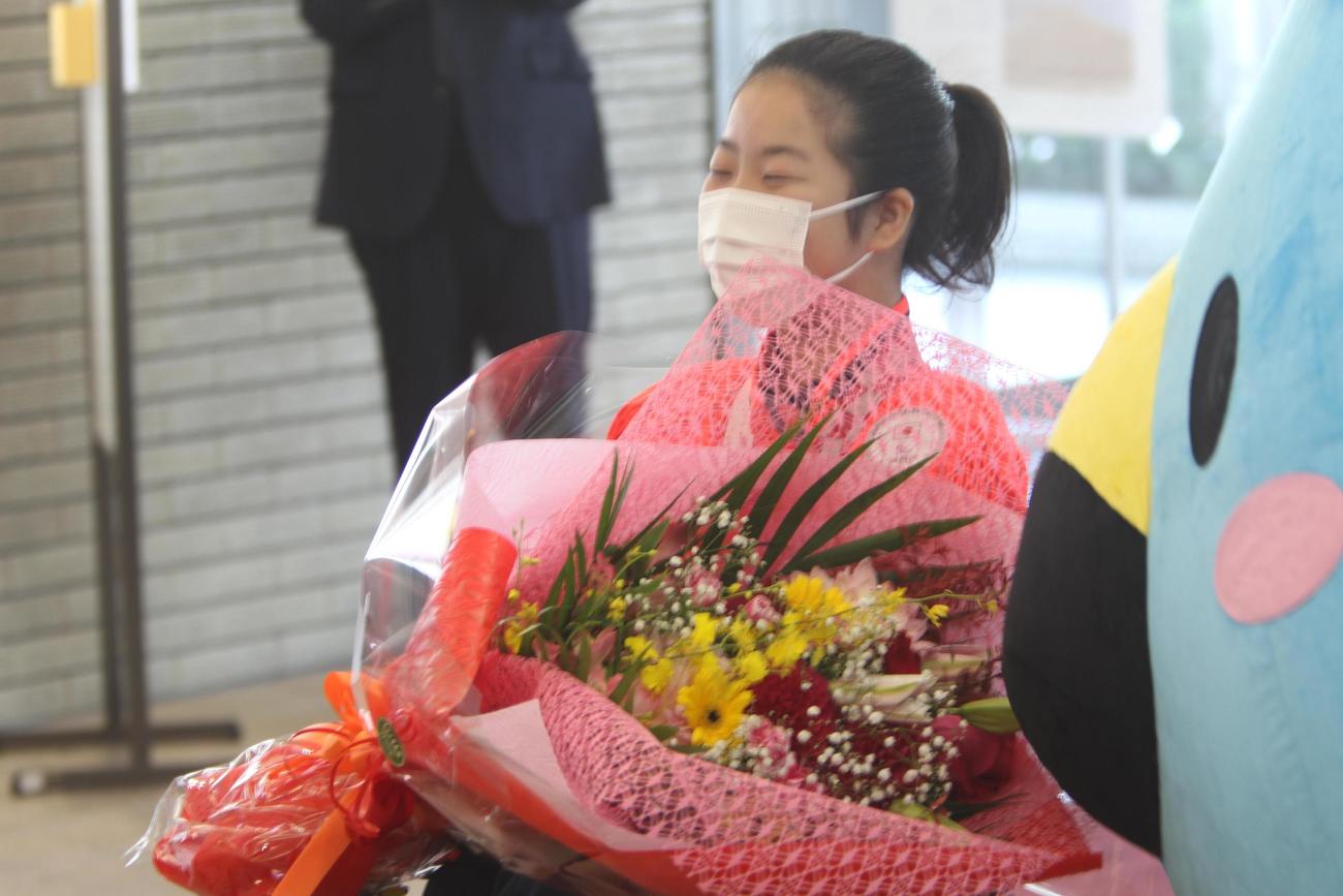 市役所で盛大に出迎えられた山田は花束を受け取り笑顔（撮影・飯嶋聡美）