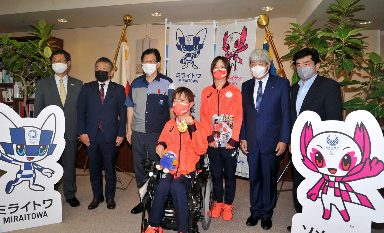 記念写真に納まる出席者たち。左から4人目が杉村、同3人目が川勝知事