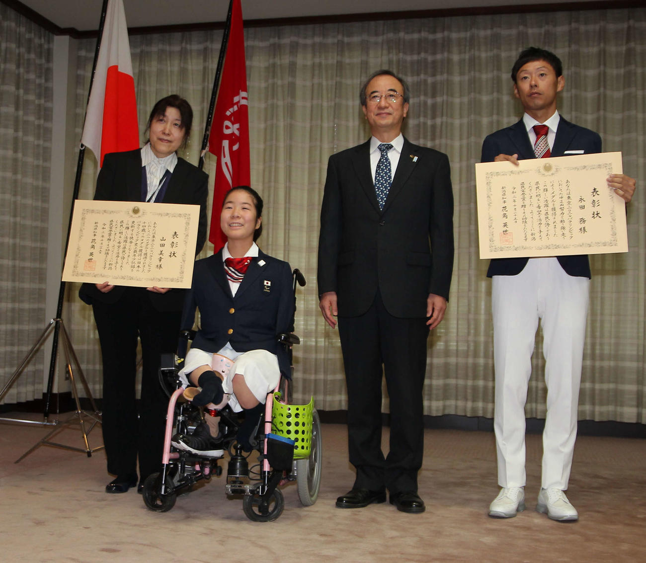 新潟県民栄誉賞を受賞した山田（左から2人目）と永田（右端）。左から3人目は花角英世新潟県知事