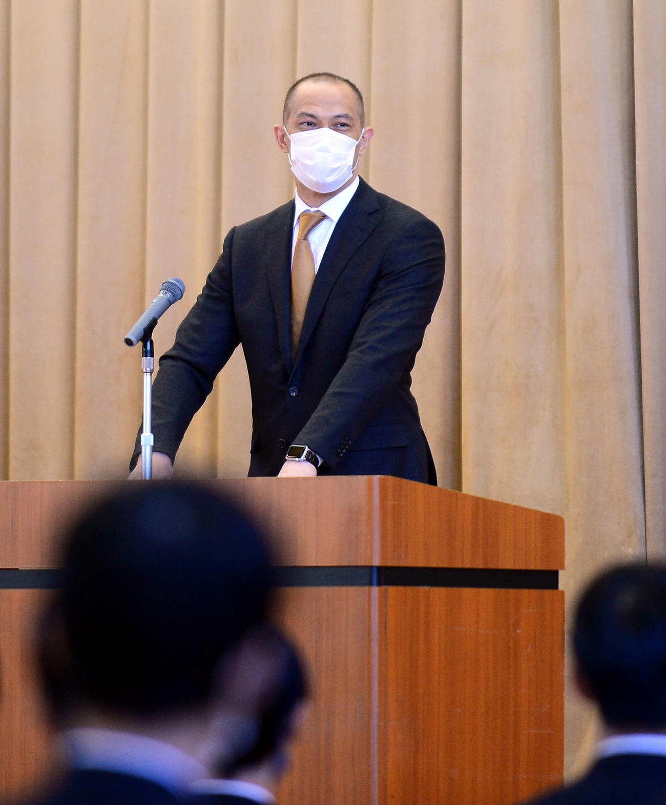 生徒に話をするスポーツ庁の室伏長官