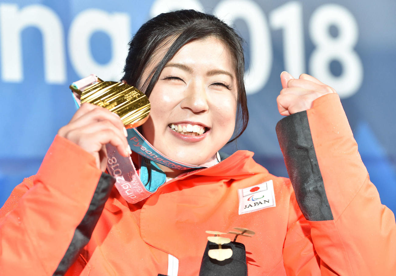 18年３月、平昌パラリンピックの女子アルペン大回転で金メダルを獲得した村岡