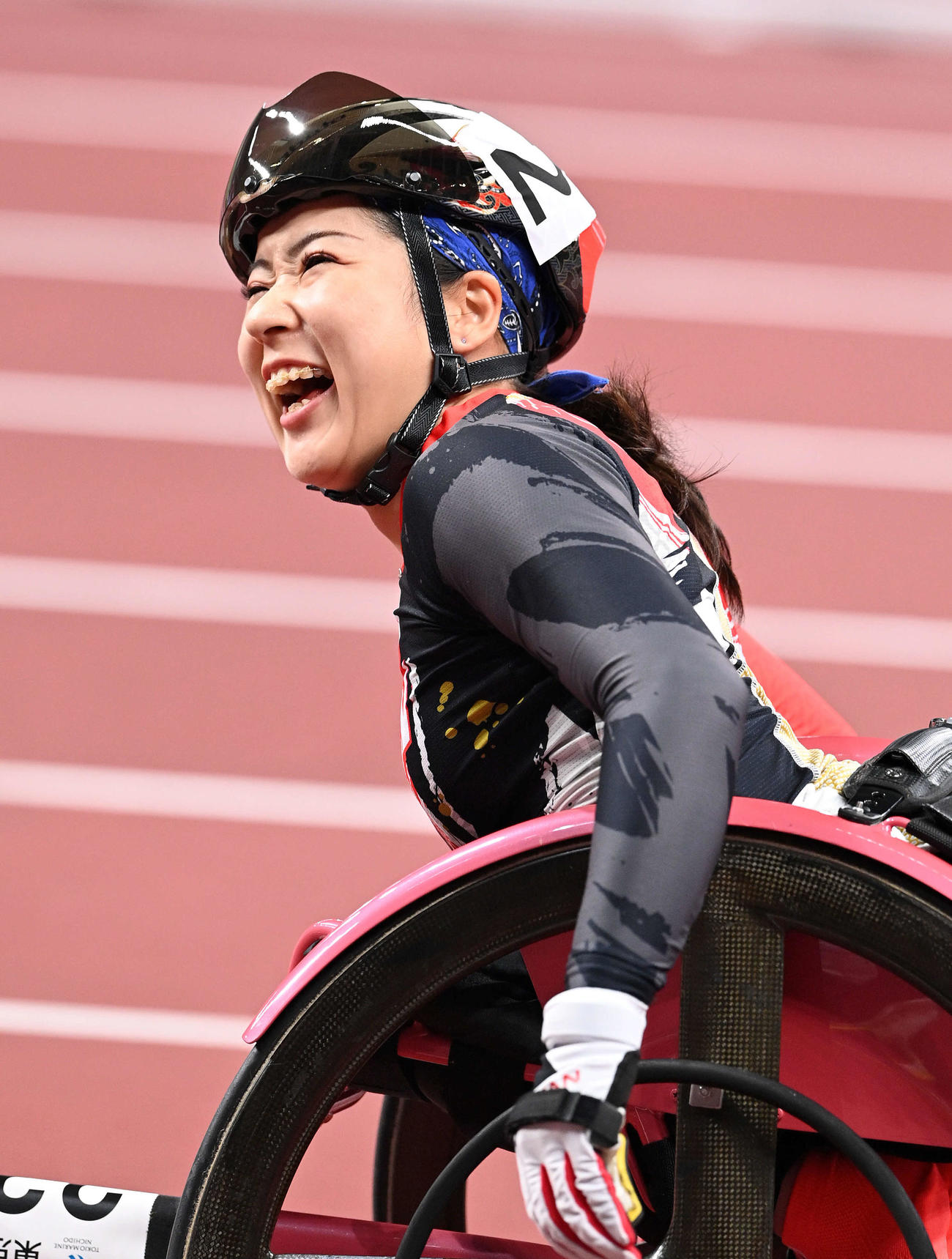９月１日、東京パラリンピックの陸上女子１００㍍（車いすＴ54）決勝で６位入賞した村岡