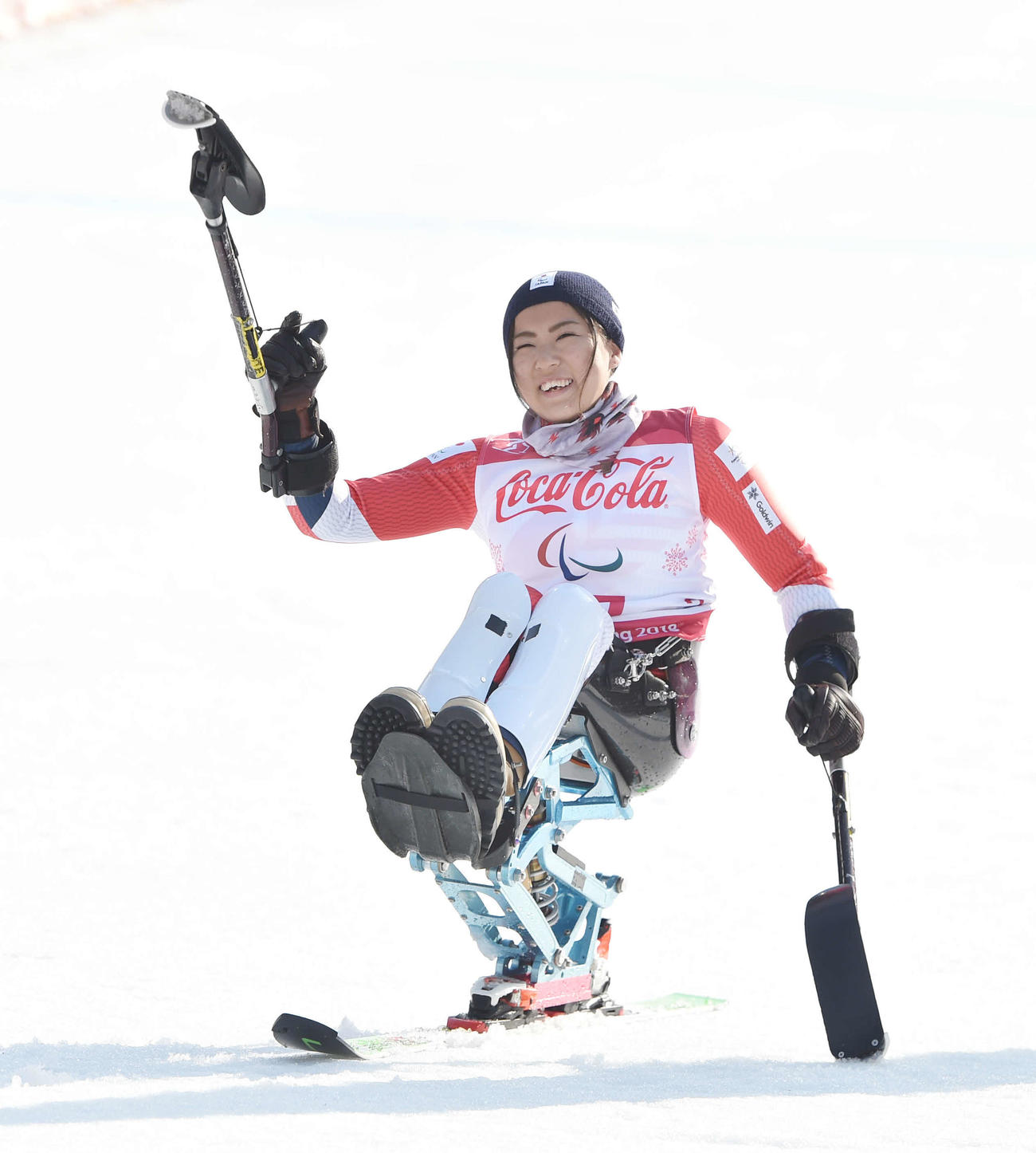 18年３月、平昌パラリンピックの女子アルペンスーパー複合座位で銅メダルの村岡桃佳は観客の声援に応える