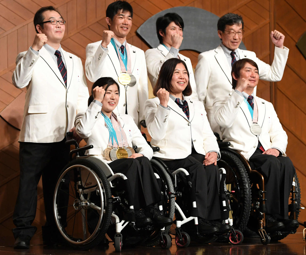 18年３月、平昌パラリンピックの日本選手団解団式を終えて記念撮影する選手たち。前列左から村岡桃佳、大日方邦子団長、森井大輝、後列左から須藤悟主将、新田佳浩、成田緑夢、中森邦男副団長