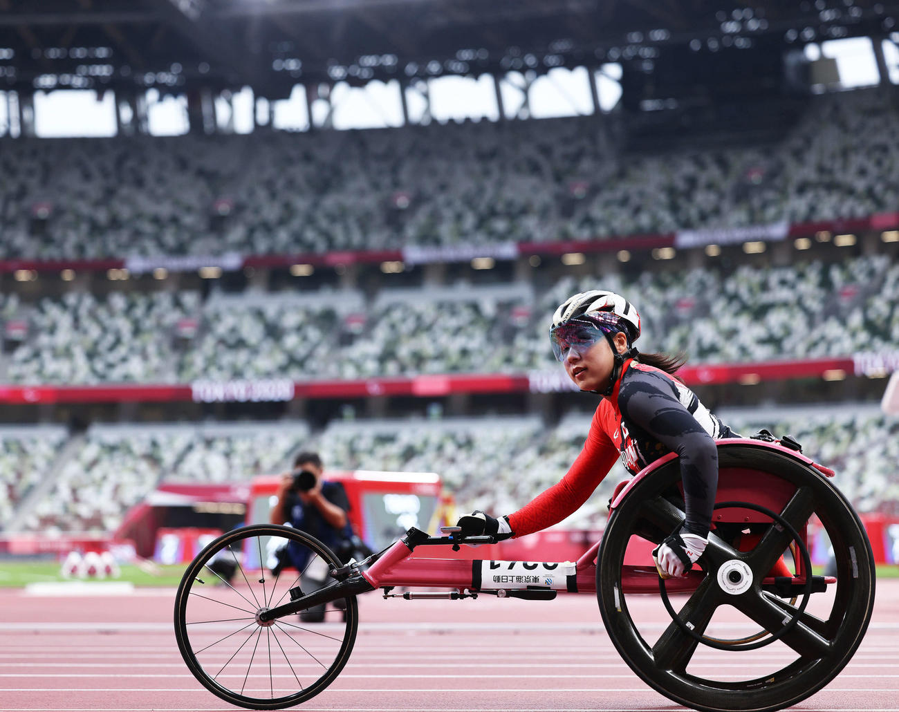 ９月１日、東京パラリンピックの陸上女子１００㍍（車いすＴ54）予選を終えて引き揚げる村岡