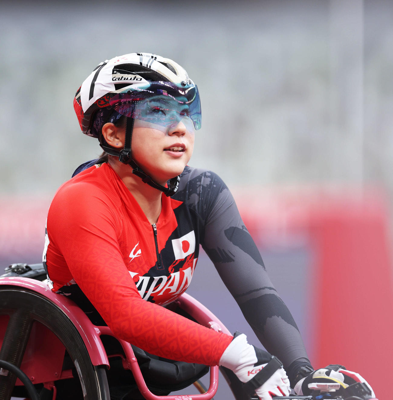 ９月１日、東京パラリンピックの陸上女子１００㍍（車いすＴ54）予選を通過し、笑みを浮かべる村岡