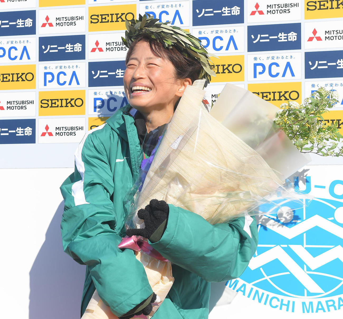 視覚障害T12クラスで1位でフィニッシュし、笑顔を見せる道下美里（代表撮影）