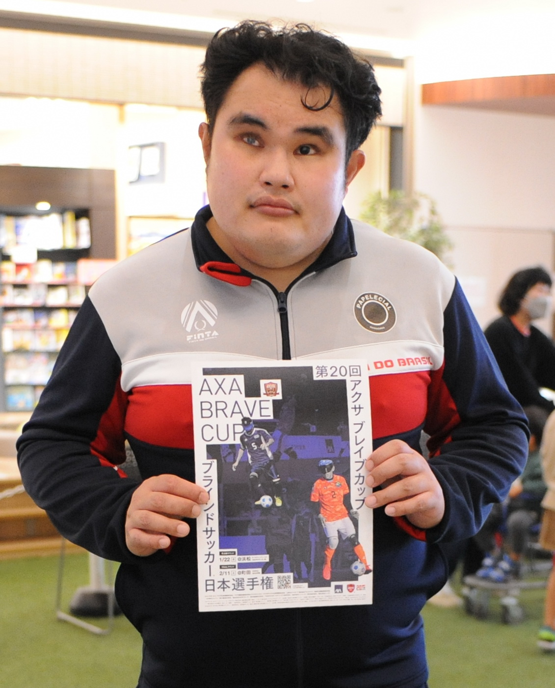 パンフレットを持って「日本選手権・浜松大会」をPRするパペレシアル品川の寺西　