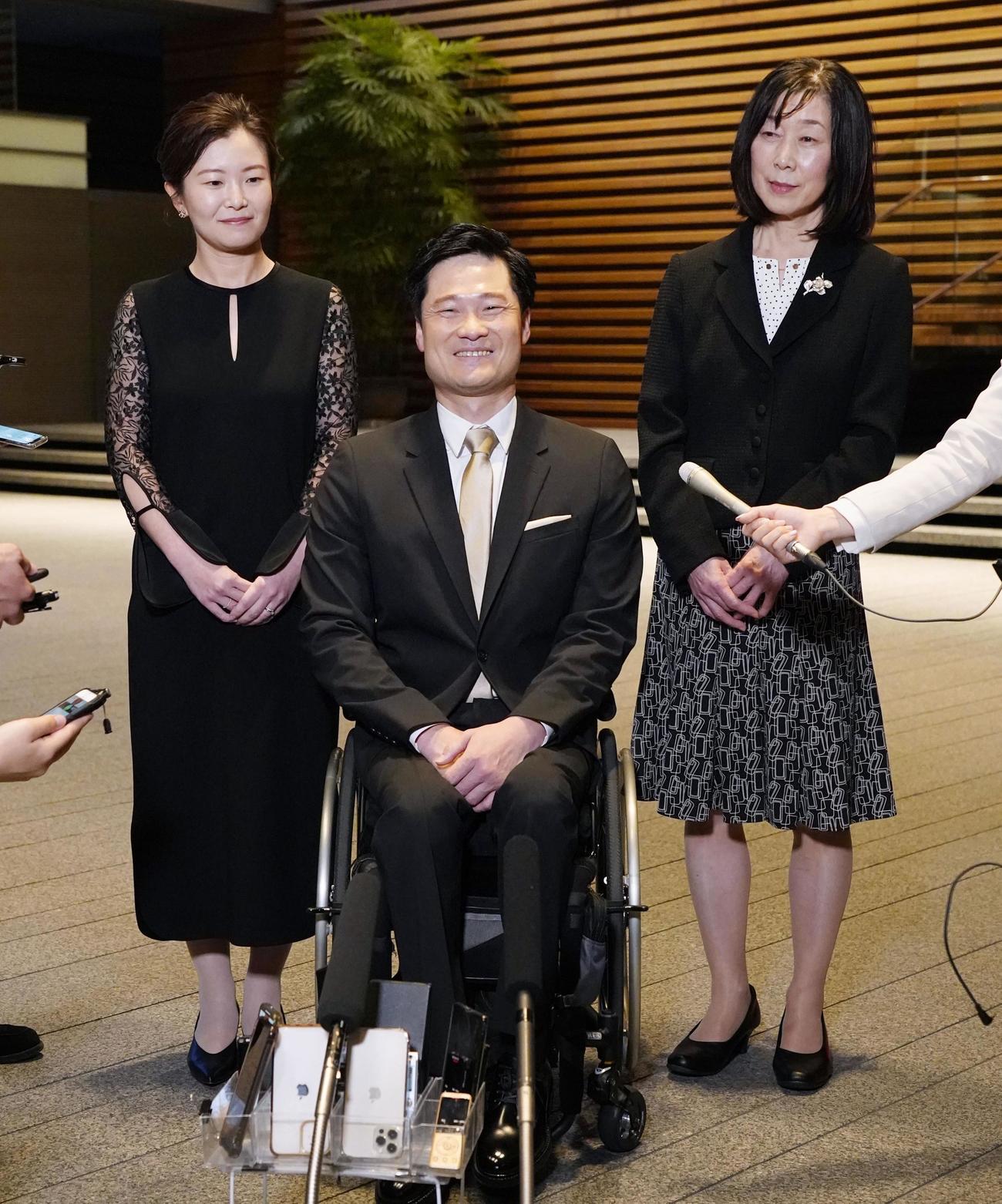 国民栄誉賞表彰式後、記者団の取材に応じる元車いすテニス男子の国枝慎吾さん。左は妻・愛さん、右は母の珠乃さん（共同）