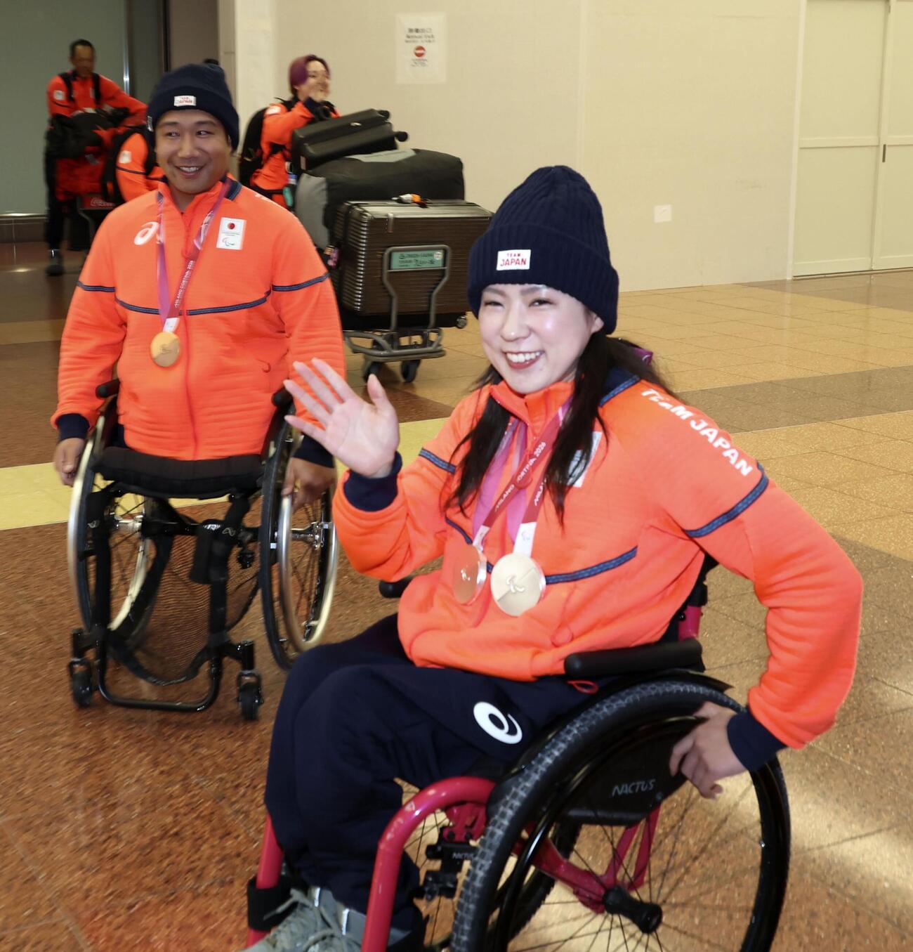 帰国したミラノ・コルティナ冬季パラリンピック、アルペンスキーの村岡桃佳（右）と鈴木猛史（共同）