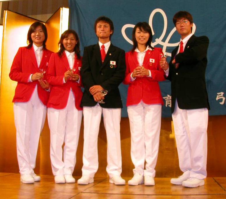 04年7月、近大洋弓部出身のアテネ五輪アーチェリー代表。左から河崎由加里、川内紗代子、浜野裕二、松下紗耶未、古川
