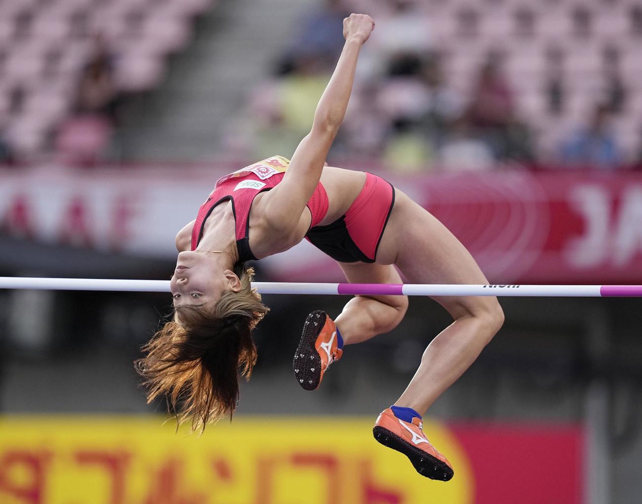 女子走り高跳びで優勝した高橋渚（共同）