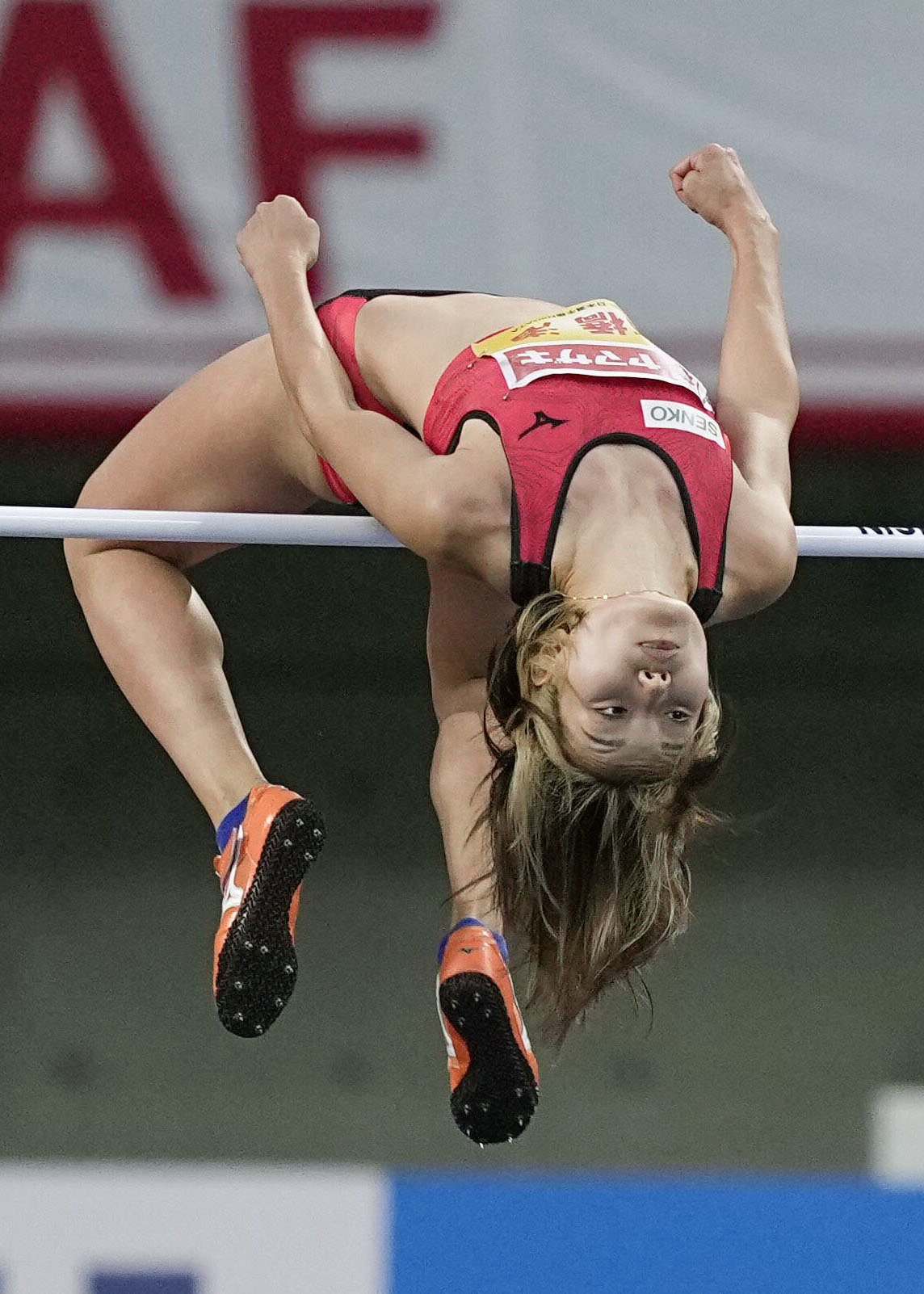 女子走り高跳びで1 メートル 87をクリアし、3連覇した高橋渚（共同）