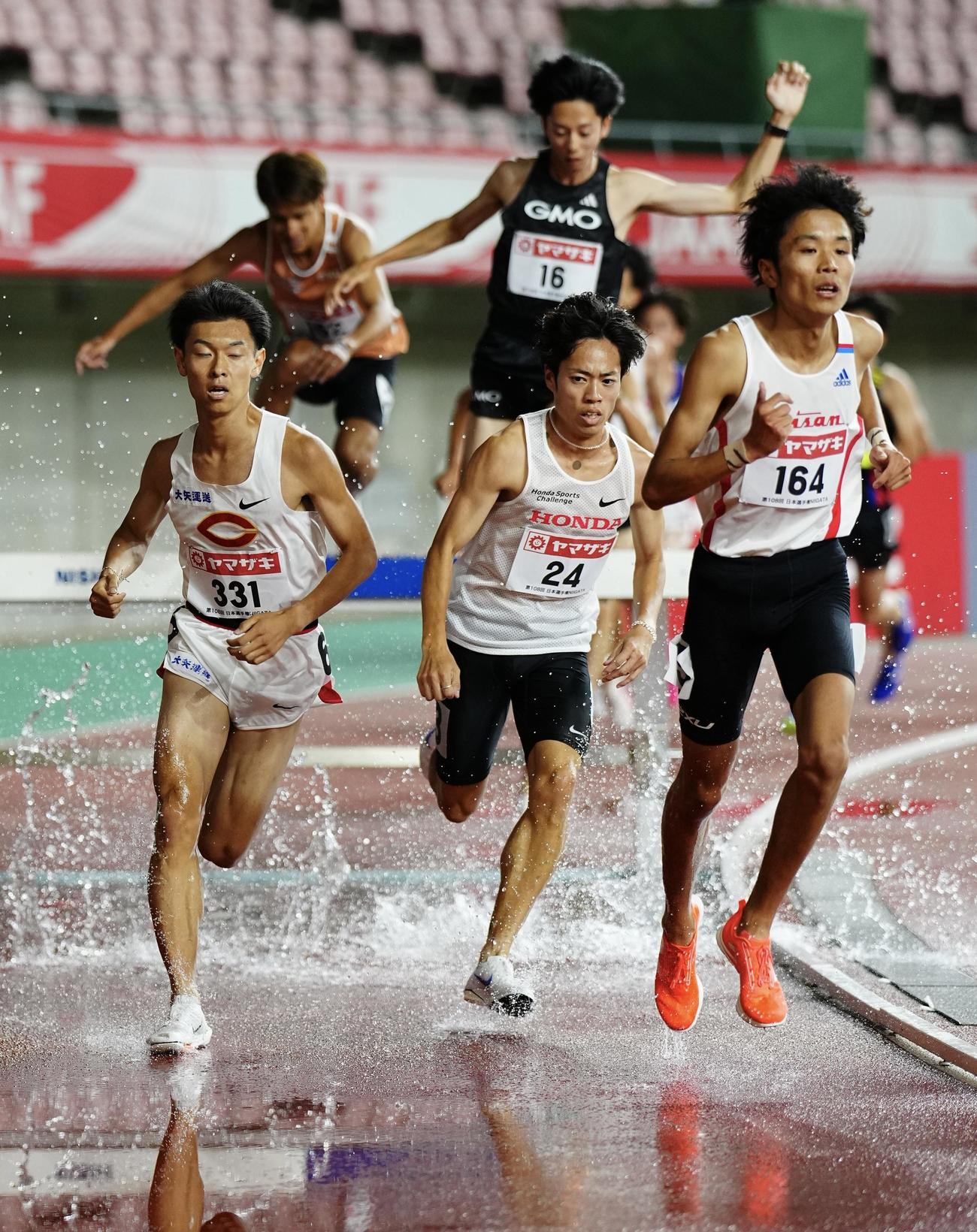 日本陸上選手権　男子3000メートル障害決勝、力走する青木（中央）（撮影・垰建太）