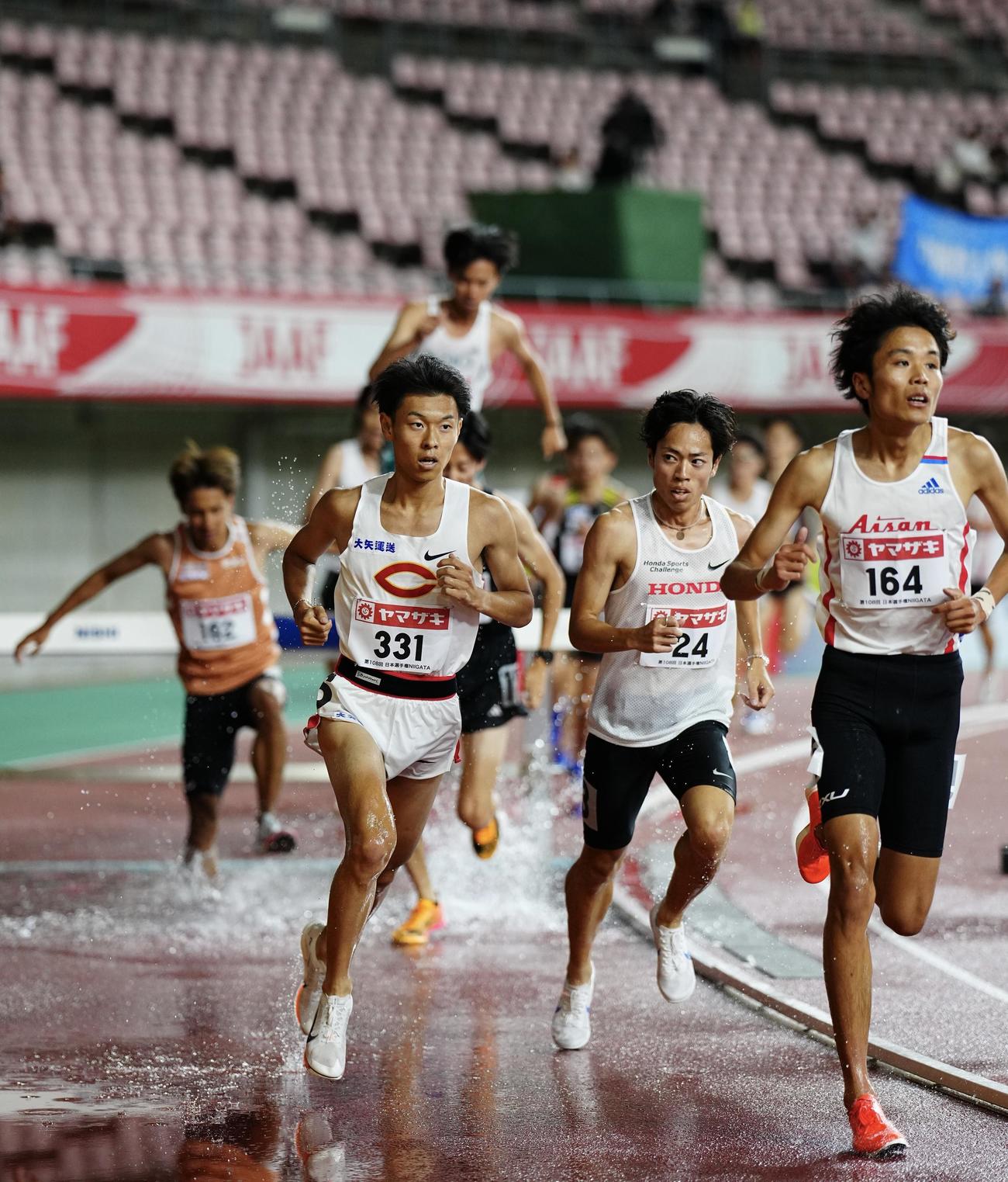日本陸上選手権　男子3000メートル障害決勝、力走する青木（右から2人目）＝2024年6月27日