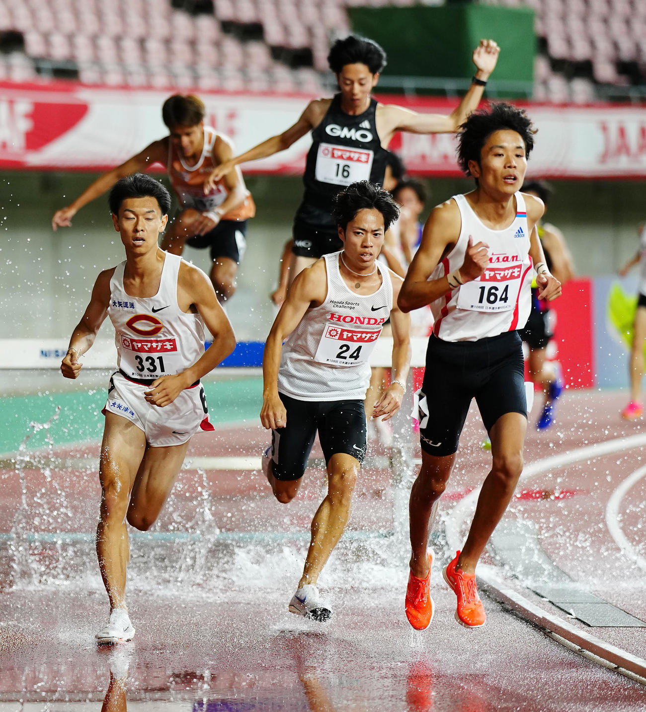男子3000メートル障害決勝、力走する青木（中央）（撮影・垰建太）