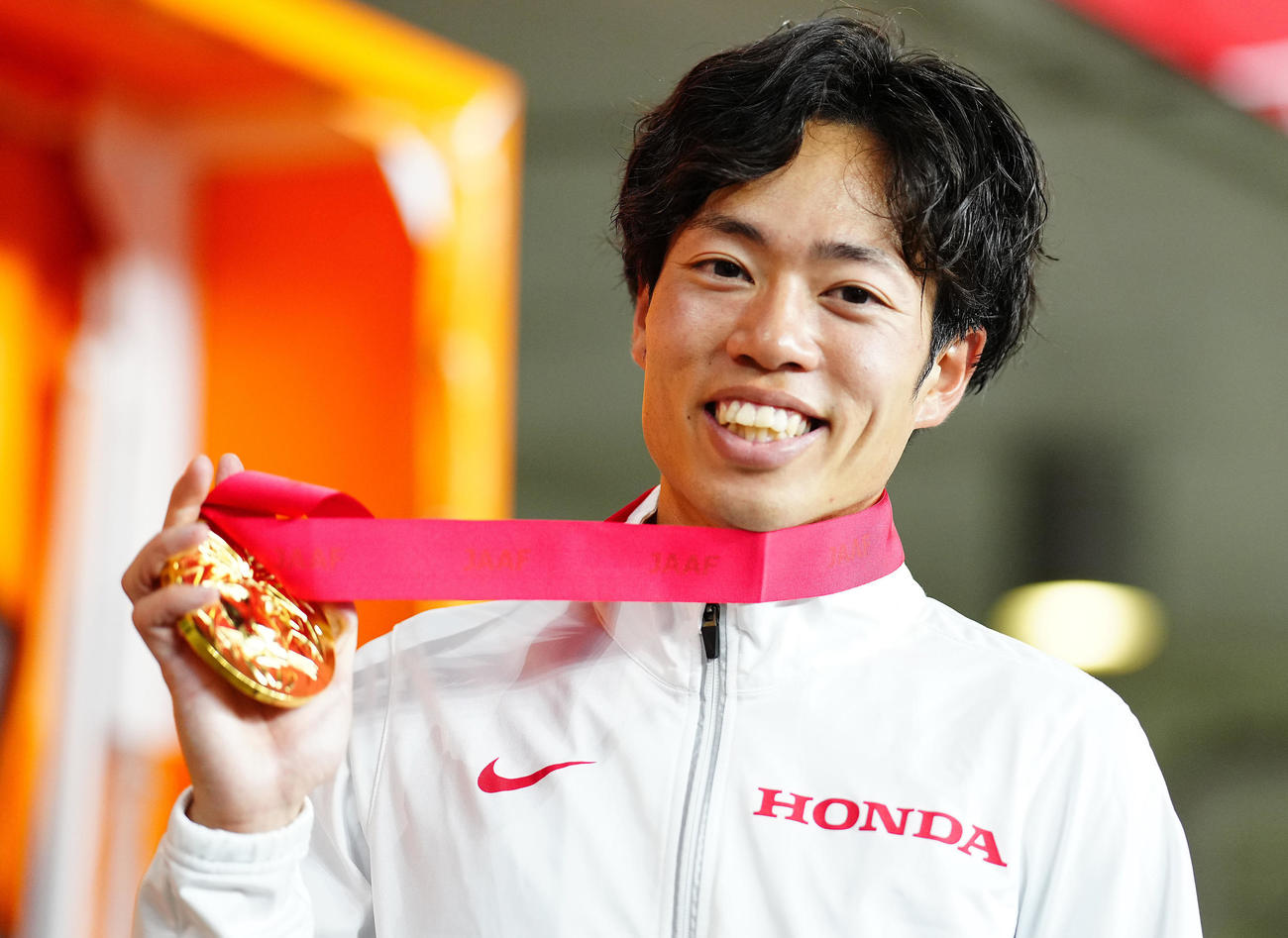 男子3000メートル障害決勝、優勝し笑顔でメダルを手にする青木（撮影・垰建太）