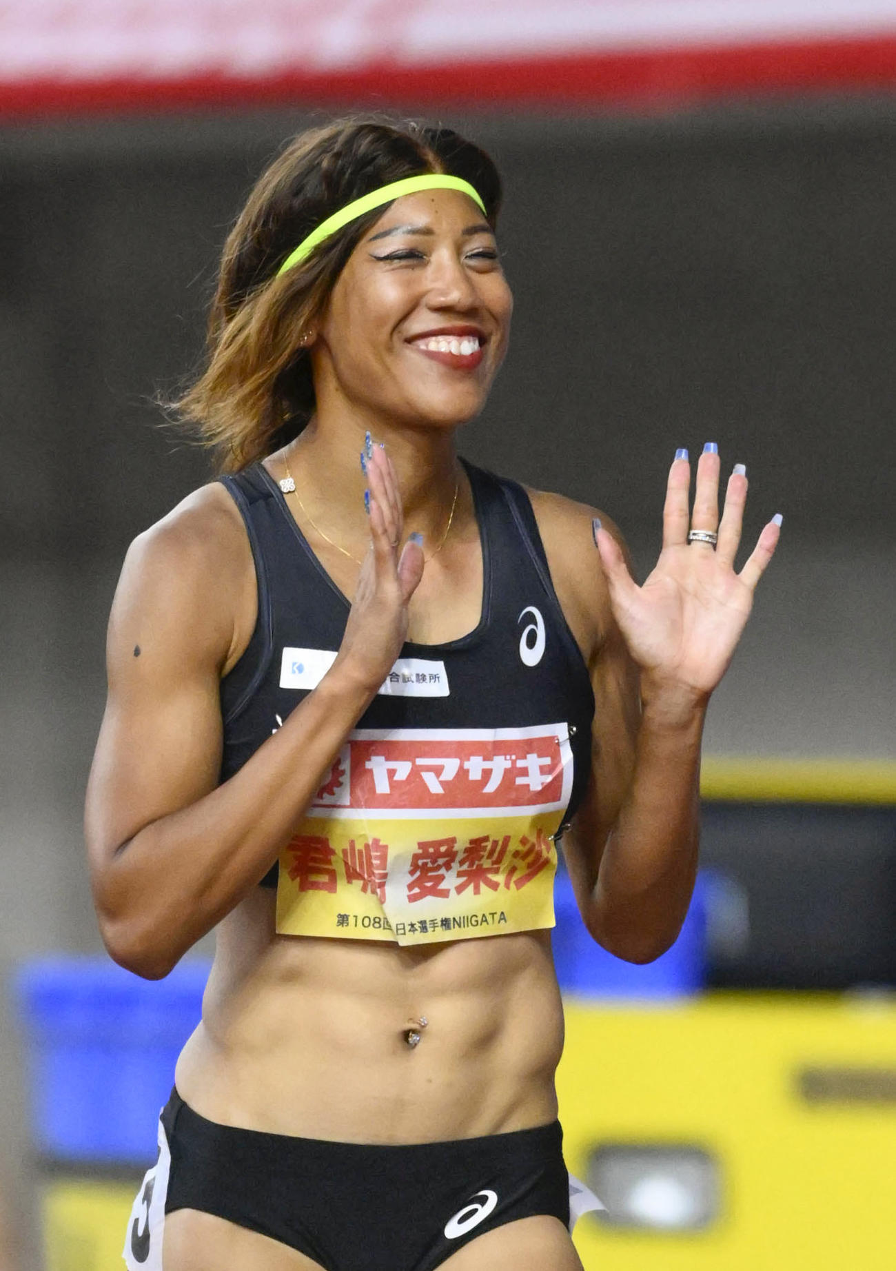 女子100メートルで優勝し、笑顔の君嶋愛梨沙（共同）