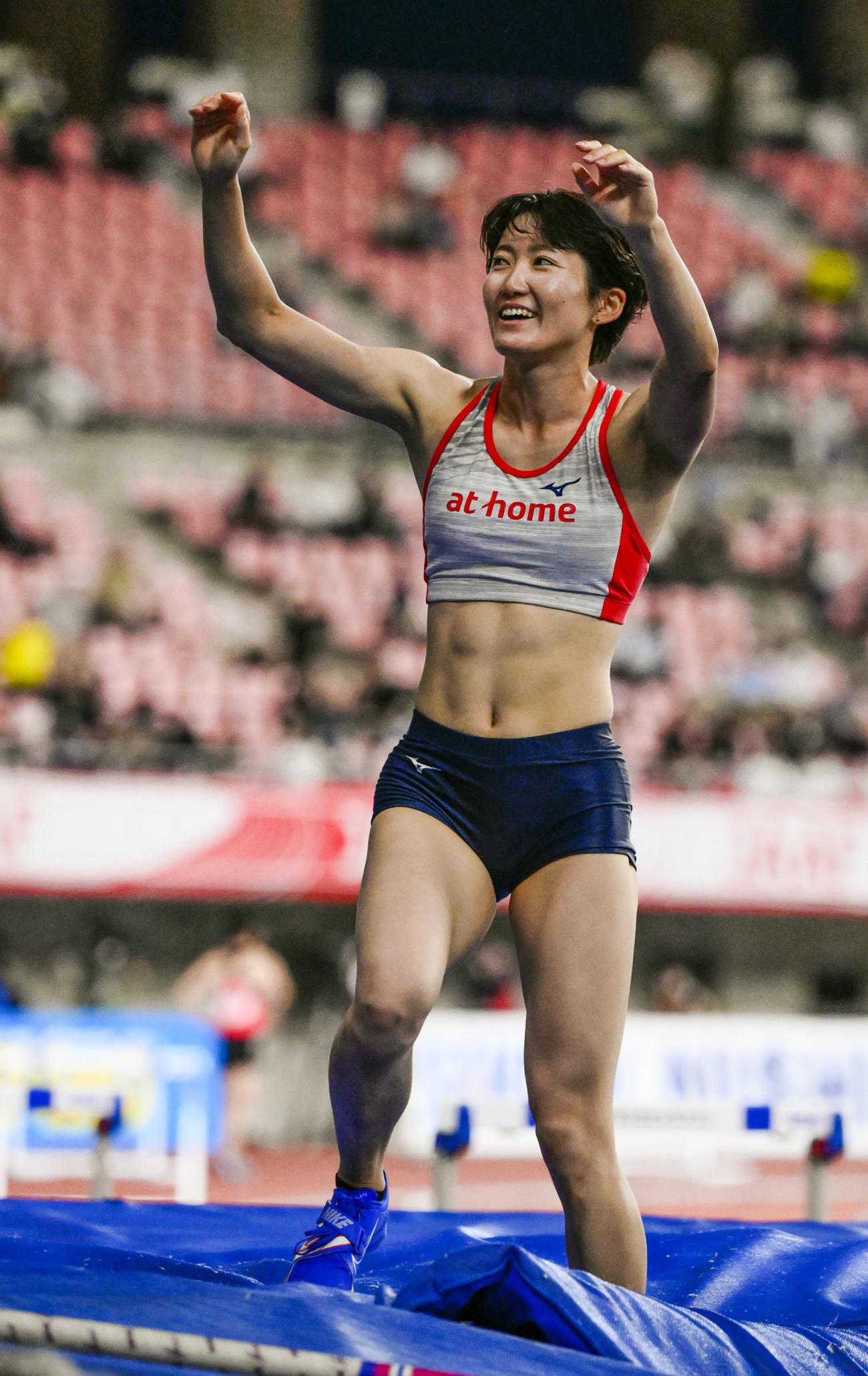 女子棒高跳びで競技を終え、声援に応える諸田実咲（共同）