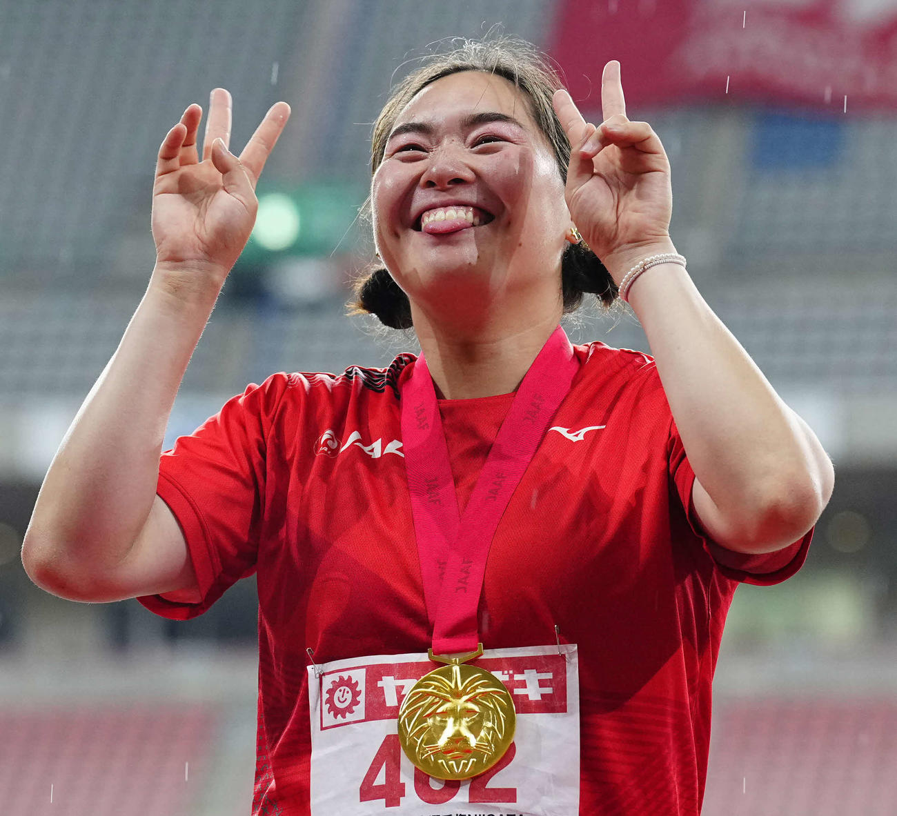 女子やり投げで優勝し表彰台で笑顔を見せる北口（撮影・垰建太）
