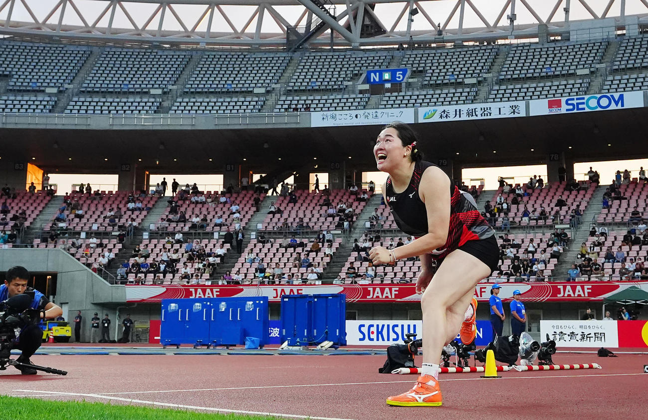 女子やり投げ決勝、豪快に力投する北口（撮影・垰建太）