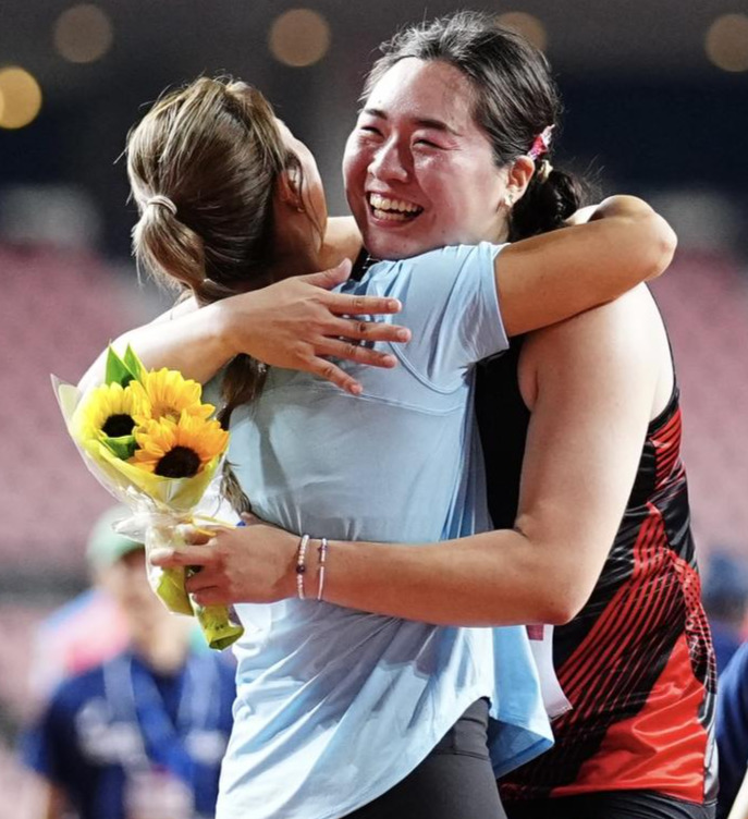 日本陸上選手権　女子やり投げ決勝、選手たちと抱き合う北口（撮影・垰建太）