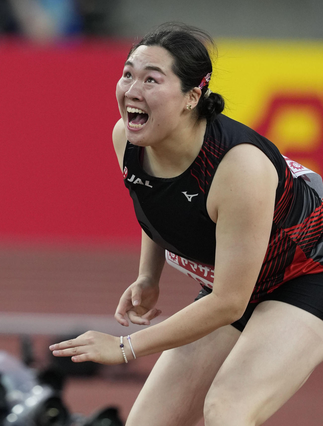 女子やり投げ　1投目の行方を追う北口榛花（共同）