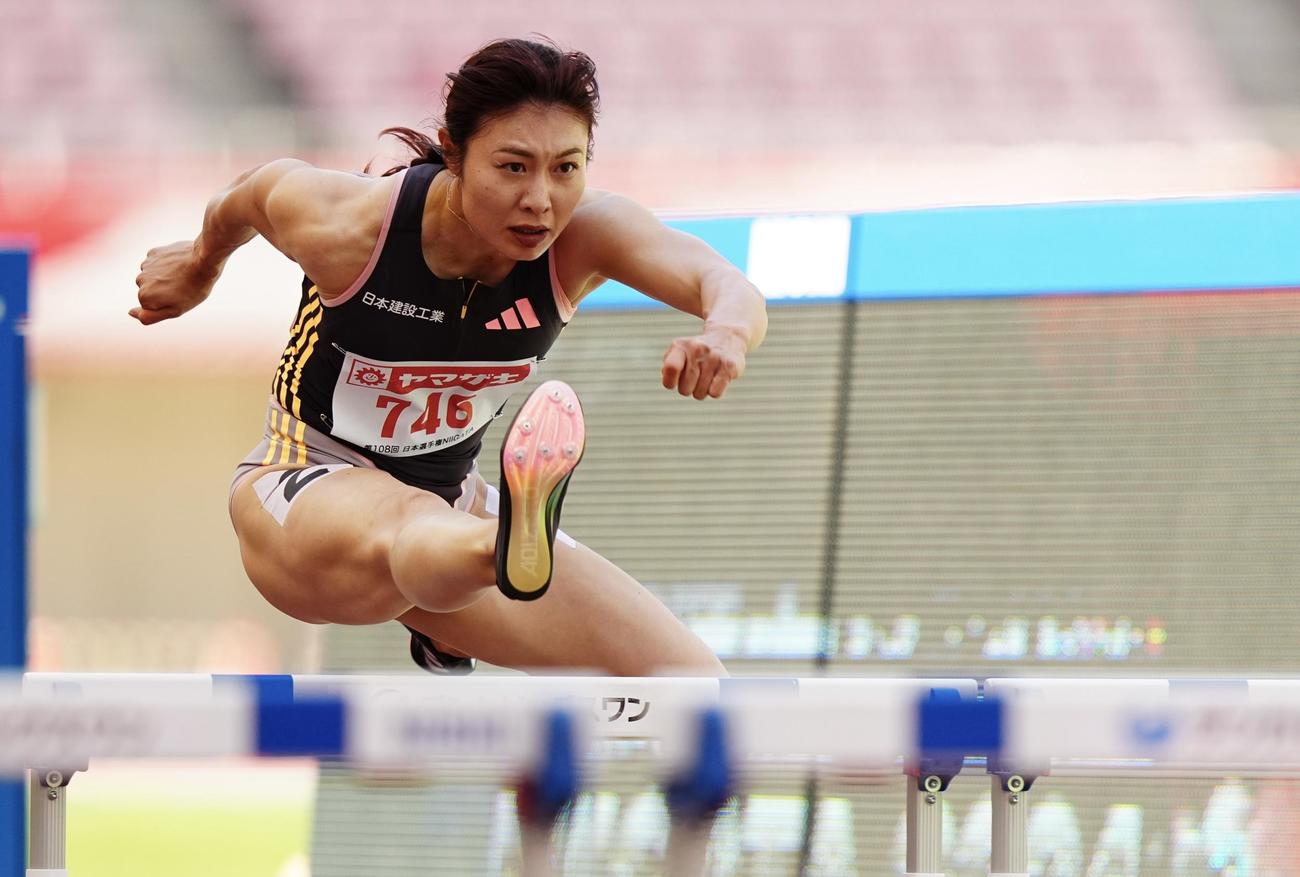 女子100メートル障害予選、力走する福部（撮影・垰建太）