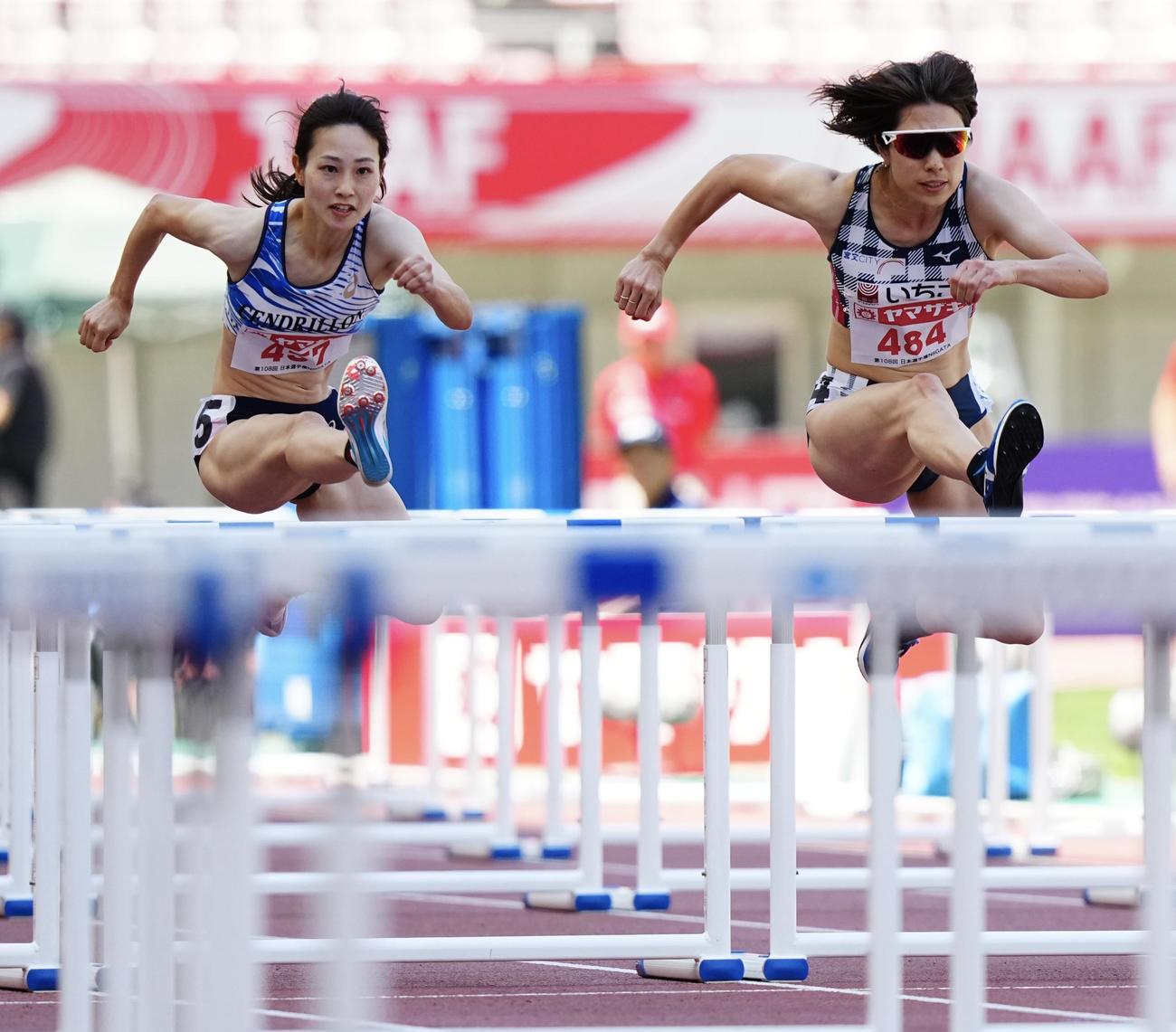 女子100メートル障害予選、力走する大松（左）、清水（撮影・垰建太）