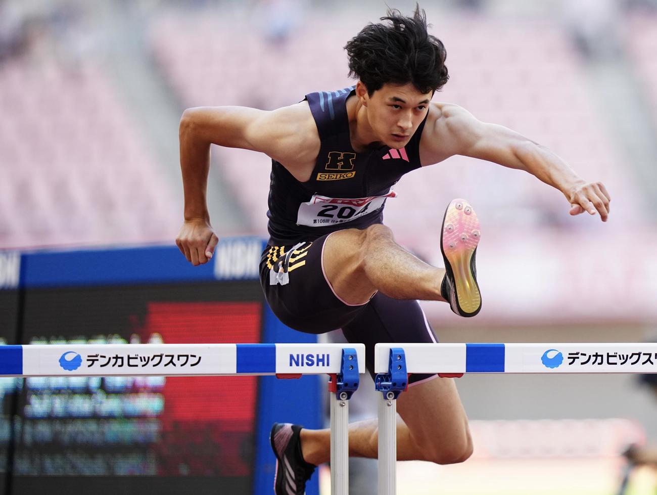 男子110メートル障害予選、力走する豊田（撮影・垰建太）