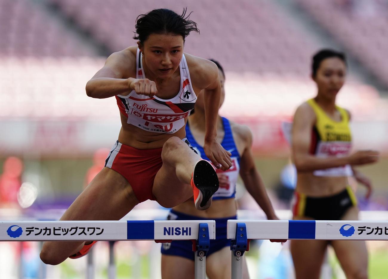女子100メートル障害予選、力走する田中佑（撮影・垰建太）